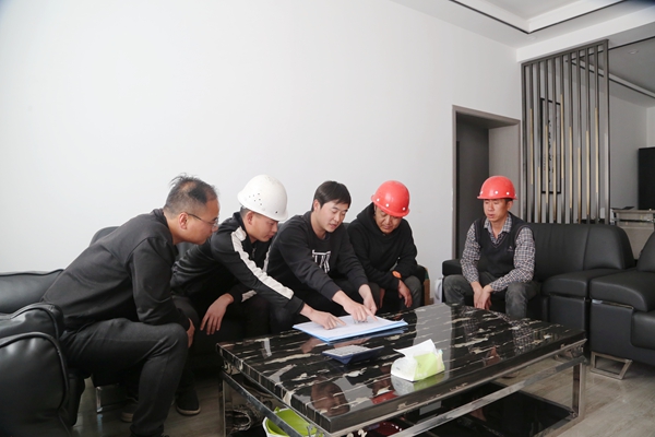 图为星路沥青拌合站负责人和职工正在研究制定整改措施。 李利改摄_副本.jpg