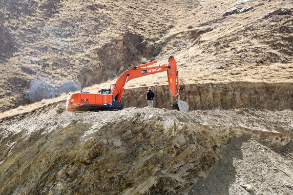 图为星路沥青拌合站正在进行边坡治理 李利改摄_副本.jpg